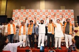 अखेर शिवसेना ठाकरे गटाच्या बंडखोर खासदारांचे पक्षांतर