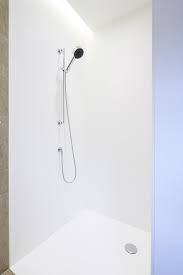corian douche inrichting met naadloos verlijmde wanden en corian douchevloer bathroom badkamer badkamerinspir douche wanden douche verbouwen douchevloer
