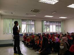 Berikut ialah maklumat berkaitan senarai kursus kolej komuniti mengikut bidang pengkhususan dan program pengajian yang ditawarkan. Hari Orientasi Kolej Komuniti Kuala Langat Official Facebook