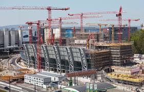 Das stadtzentrum von zürich ist mit verschiedenen direktverbidnungen innert wenigen minuten erreichbar. Hochparterre Architektur Baustellenfuhrung Am Flughafen Im Mittelpunkt Des Kreises