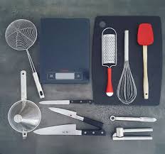 Les 12 Ustensiles Indispensables Dans Une Cuisine La Cerise Sur Le Maillot Ustensile Ustensile Cuisine Cuisine