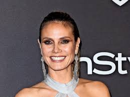 Juni 1973 in bergisch gladbach) ist ein deutsches model. Instagram Videos Heidi Klum In Spitzenunterwasche Und Mit Drei Schlangen Um Den Hals