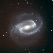 La galaxia espiral barrada es otro fenómeno ubicado en el espacio exterior como un objeto cósmico con características. Galaxia Espiral Barrada 2608 Galaxia Espiral Barrada 2608 Pero Hay Muchos Mas Tipos Una Galaxia Espiral Barrada Es Una Galaxia Espiral Con Una Banda Central De Estrellas Brillantes