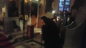 Η μονή, στα χρόνια του βυζαντίου είχε τιμηθεί με αυτοκρατορικούς τίτλους, οι οποίοι δυστυχώς καταστράφηκαν κατά την πυρπόλησή της. Esperinos Ths Syggnwmhs Sthn Iera Monh Petrakh Fwto Or8odo3ia News Agency