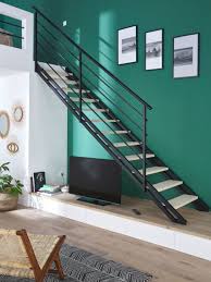 Un Escalier Moderne Et Minimaliste Au Look Industriel Pour Donner A Votre Interieur Un Esprit Loft Castorama Insp En 2020 Escalier Escaliers Modernes Escalier Droit