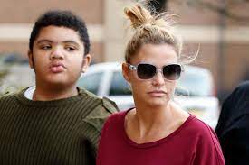 Doch je älter, stärker und vor allem auch schwerer er wurde, umso schwieriger wurde es für sie, ihrem behinderten sohn gerecht zu werden, wie sie jetzt offenbart. Katie Price Lasterattacke Gegen Ihren Behinderten Sohn Harvey Gala De