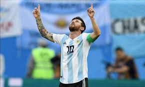 وقدم ليونيل ميسي نفسه كقائد حقيقي لمنتخب الأرجنتين مرة أخرى، فبعد تسجيله هدف بلاده الوحيد ضد تشيلي في الجولة الأولى من ركلة حرة، كرر تألقه وقدم تمريرة رائعة لصالح زميله رودريغيز لاعب وسط ريال بيتيس الذي شارك في. Ù…Ø¯Ø±Ø¨ Ø§Ù„Ø£Ø±Ø¬Ù†ØªÙŠÙ† ÙŠÙØ¬Ø± Ù…ÙØ§Ø¬Ø£Ø© Ø¨Ø´Ø£Ù† Ù…Ø³ØªÙ‚Ø¨Ù„ Ù…ÙŠØ³Ù‰ Ù…Ø¹ Ø§Ù„Ù…Ù†ØªØ®Ø¨ Ù…Ø¨ØªØ¯Ø§