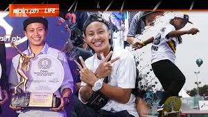 The shoe's materials feature a mix of suede in the front 2/3 of the shoe, and fades to the back with canvas and leather supports in the heel and ankle areas of the sneaker. Skateboard On Spin Ph