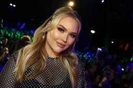 Nikkie de jager is a dutch makeup artist and beauty vlogger who is popular for her youtube channel 'nikkietutorials.' in 2015, she came into the spotlight with her youtube video titled 'the power of makeup' which went viral and inspired many other people to show their faces with and without makeup. Oud Docent Nikkie Tutorials Iedereen Wist Dat Nikkie Thuis Een Jurk Aantrok En Met Poppen Speelde Uden Veghel E O Bd Nl