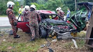 4 maut kereta bertembung trailer. Tiga Maut Kereta Bertembung Lori Kelapa Sawit