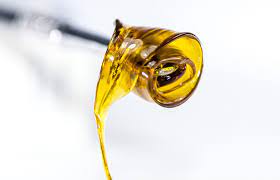 Live Resin vs Distillate Cannabis Extracts: What's the Difference?