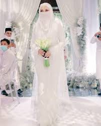 They may also come with a permanent clip so they can be fastened invisibly. Tiru Baju Kahwin Neelofa Wanita Ini Kreatif Guna Alas Meja Jiran Gantikan Veil Pengantin Hijabista