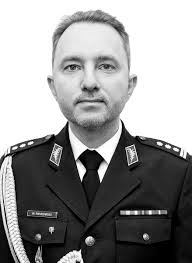 Sztandaru nie żegnam, gdyż nie ma słów „Bóg, Honor, Ojczyzna”. Ojczyznę  kocham. Prawo w Polsce nie obowiązuje. Jako człowiek honoru nie mogę podać  Panu ręki. Na szczęście ja w szalupie opuszczam ten