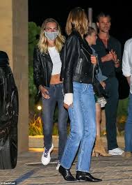 Daughter of pop culture phenom and 90s supermodel, cindy crawford. Kaia Gerber Enjoys Dinner With Parents Cindy Crawford And Rande Gerber Plus Pal Cara Delevingne Readsector