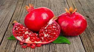 Setiap biji memiliki lapisan yang terdiri dari daging buah mengandung cairan kental warna jernih (kulit luar bijinya). Ini Manfaat Buah Delima Yang Diminta Raja Salman Health Liputan6 Com