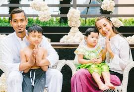 Beliau tidak berkira untuk membantu keluarganya dan seringkali mendahulukan adik beradik yang lain berbanding dirinya sendiri, malah beliau juga sering bersedekah dan membantu anak yatim piatu. Itu Adat Thailand Bukan Sembah Berhala Raf Mawar Rashid Hiburan Mstar