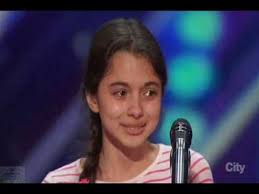 Grace vanderwaal, o fetiţă de 12 ani, cântăreaţă şi compozitoare, cu o voce cu un timbru aparte, care cântă la ukulele şi îşi compune singură melodiile, este cea care a. America S Got Talent Laura Bretan Mel B S Golden Buzzer Auditions 1 Youtube