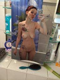 Duenne Frau Mit Tattoos Nackt Vor Dem Spiegel Selbst Fotografiert – Private  Nacktfotos