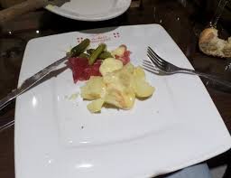 L Appareil A Raclette Avec Le Demi Fromage Photo De Le Chalet Savoyard Paris Tripadvisor