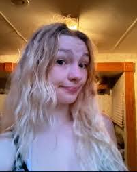 Samantha Loucks's Instagram, Twitter & Facebook