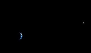 صورة لهلال العيد وهلال الأرض تلتقطها Mars Express من على مسافة مليون كيلومتر في طريقها للمريخ Esa European Space Agency German Aerospac Body Celestial