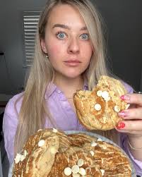 WELCOME💖😍🫶🏻 Thanks for being here 🤪 You definitely follow me for my  food but seeing as there's so many new faces here I thought I'd show the  face behind the all the