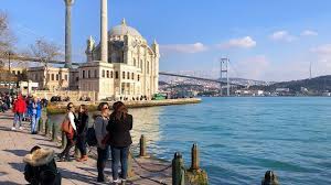 Yaptırılan yaptirilan camii, yivli ince minareleri ve şerefelerinde yer alan akart yapraklı bezemeleri ile i̇stanbul'daki tek örnektir. Walk From Besiktas To Ortakoy In Istanbul Youtube