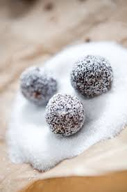 Selbstgemachte Krokanttruffel Ein Tolles Mitbringsel Statt Blumen Truffel Krokant Weihnachtspralinen