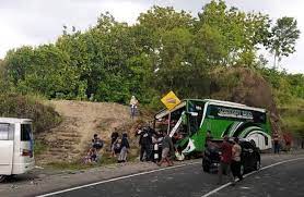 Petugas sat lantas polres banjarnegara dan warga mendorong bus yang mengalami kecelakaan di mandiraja beberapa waktu lalu. Xfqwzpzvu8x3nm