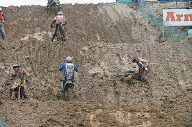 En grimpant une côte dans les bois, le pilote a perdu le contrôle de sa moto qui est allée se garer toute lors du red bull hare scramble 2013 de motocross qui s'est déroulé à eisenerz (autriche), les conditions de course etaient particulièrement. Piloter Dans La Boue Moto Station