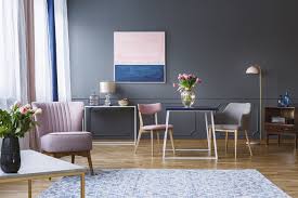 Avec son cuir vieilli marron glacé, le canapé nevada de maisons du monde s'adaptera facilement à un salon scandinave, un salon. Quels Rideaux Marier Avec Un Mur Gris Blog Decoboutique
