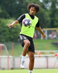 Joshua orobosa zirkzee was born on the 22nd day of may 2001 to his dutch father, remco zirkzee, and nigerian mother in the city of schiedam, netherlands. Joshua Zirkzee Joshuazirkzee Twitter