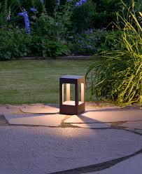 Gartenbeleuchtung so setzen sie ihren garten richtig in szene … P 039 Abgeblendete Led Poller Und Sockelleuchten Prediger Base Prediger Terrassenbeleuchtung Beleuchtung Garten Aussenbeleuchtung Garten