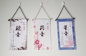 名前が決まったらオーダーしよう おしゃれな命名書デザイン 9選 出産祝い プレゼント 名前 命名書 ギフト インスタ映え プリザーブドフラワー アクリルボード タペストリー チョークアート ロゼット 刺繍 命名書 出産祝い カード カード 手作り