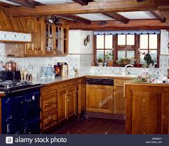 Sie sind robust, langlebig und vor allem auch pflegeleicht. Landhaus Kuche Aus Holz Schranke Mit Blauen Und Weissen Wandfliesen Stockfotografie Alamy