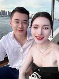 Chồng tỷ phú của Ngân Collagen báo công an vì bị đám đông tụ tập trước nhà