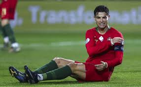Portugal celebra ser campeón de la eurocopa 2016. El Riesgo De Portugal Las Cuentas De La Seleccion De Cristiano Ronaldo Para No Quedar Fuera De La Euro 2020 Deportes Cadena Ser