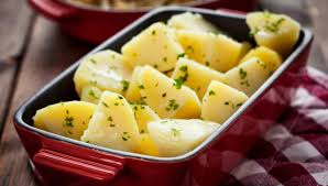 Dopo averle forate e avvolte, disporre le patate su di una teglia oppure su di un piatto da inserire nel microonde. Patate Lesse Perfette Al Microonde Pronte In Pochi Minuti