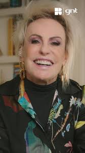 Carola Troisgros preparou um bolo CHOCOLATUDO que, como deu pra ver, é um  bolo REPLETO DE CHOCOLATE com uma calda que leva um toque de café! Essa  combinação do doce com o