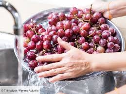 Passer Vos Fruits Et Legumes Sous L Eau Courante Ne Suffit Pas A Les Debarrasser De Tous Les Pestic Trucs Et Astuces Cuisine Fruits Et Legumes Trucs De Cuisine