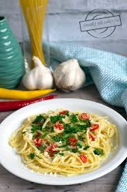 Spaghetti Z Czosnkiem Oliwa I Chili Aglio Olio Peperoncino Zdrowe Jedzenie Pomysly Na Dania Jedzenie