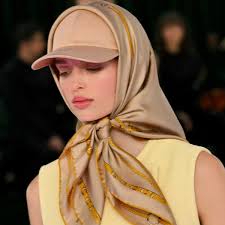 Foulard sopra il baseball cap Gucci autunno inverno 2025 2026