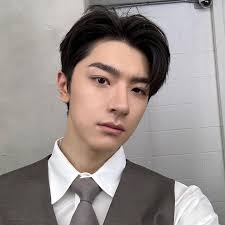 7 Potret Lin Yi, Pemeran Gu Xun Pria Tsundere di Drama China Everyone Loves  Me