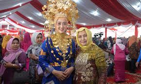 Baju melayu berlengan panjang yang dikenakan di atas celana panjang dan biasanya disertai dengan sarung pendek yang dililitkan dipinggul. Sumutprov Go Id