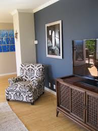 The blue color usually becomes an elegant look providing calm feeling for your house. Shade Of Blue On Wall Camoflauges Tv Love The Chair Too Interiores De Casa Colores Para Sala Comedor Pintura De Interiores