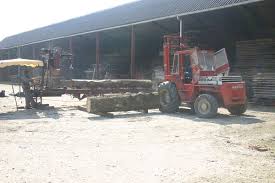 File Le Chariot Elevateur Presente Les Portions De Grume Au Banc De Scie Jpg Wikimedia Commons