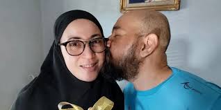 Ultah Pernikahan ke-24, Berikut Momen Kemesraan Devi Permatasari dan Chandra 