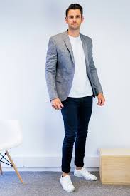 Dresscode Sportlich Elegant Fur Manner Weisse Sneakers Blazer T Shirt Und Jeans Im Buro Dresscode Sportlich Elegant Sportlich Elegant Business Outfit Herren