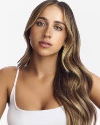 Los pósters de una competición de dobles de Tate McRae fueron vistos en el  centro de Calgary.