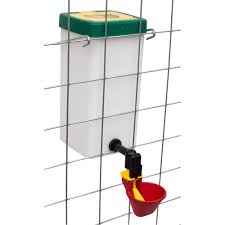 Idéal pour abreuver à partir de 15 poules, cet abreuvoir automatique pour volailles à niveau d'eau constant est fourni avec tous les accessoires. Abreuvoir Automatique Pour Poule Et Poussin Qualitybird Materiel Basse Cour